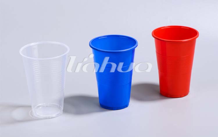 Hvordan påvirker vægtykkelsen og bunddesignet af gennemsigtige plastikbægre deres knusemodstand, når de fyldes og bæres?